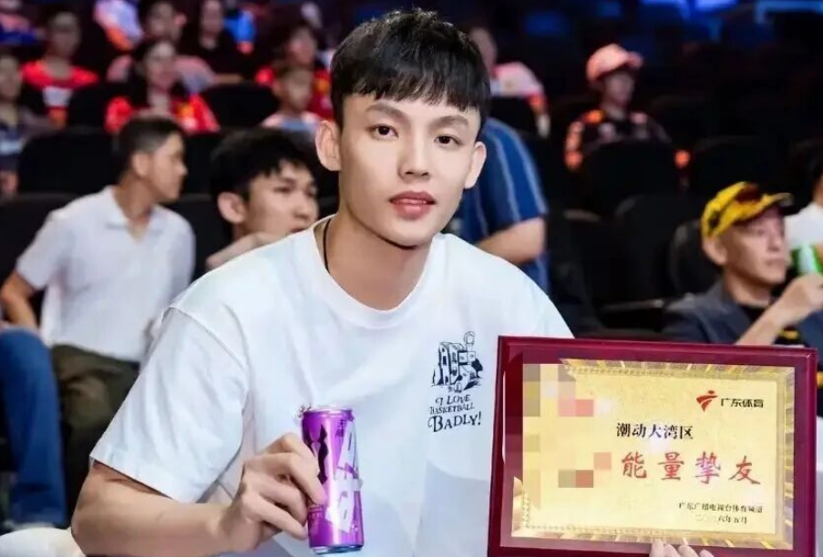 开云部门-广东男篮最新动态！徐杰获得新身份，杜锋深夜发声，崔永熙胡明轩参加热身赛，王洪泽出国特训